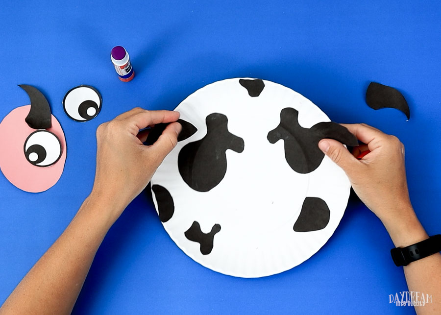 glue ear of cow paper plate craft