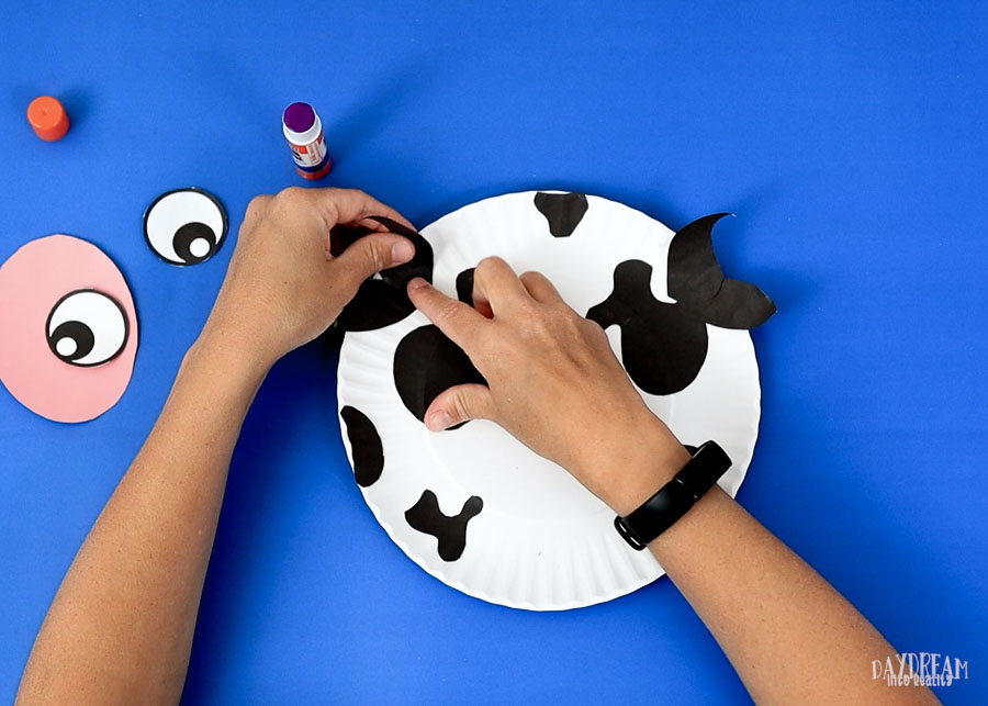 glue horn cow paper plate craft
