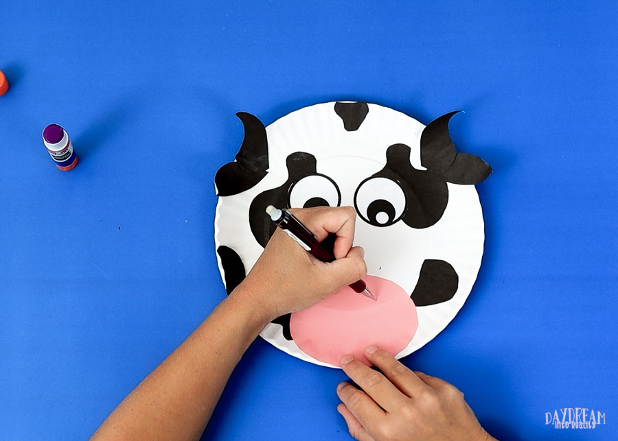 draw nose on cow paper plate craft