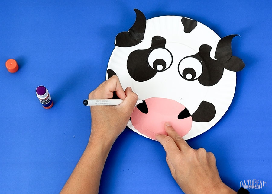 color with black marker the cow's nose